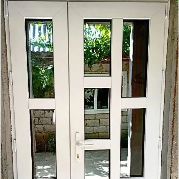 Поворотно-откидные пластиковые окна в жилой комнате