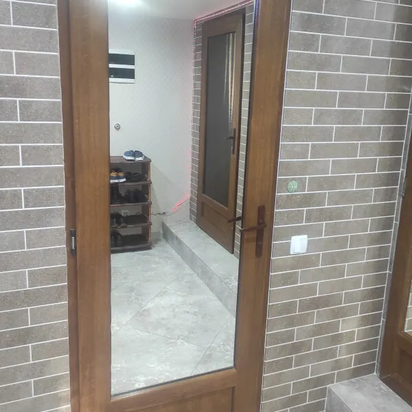 Дверная конструкция ПВХ с поворотным механизмом