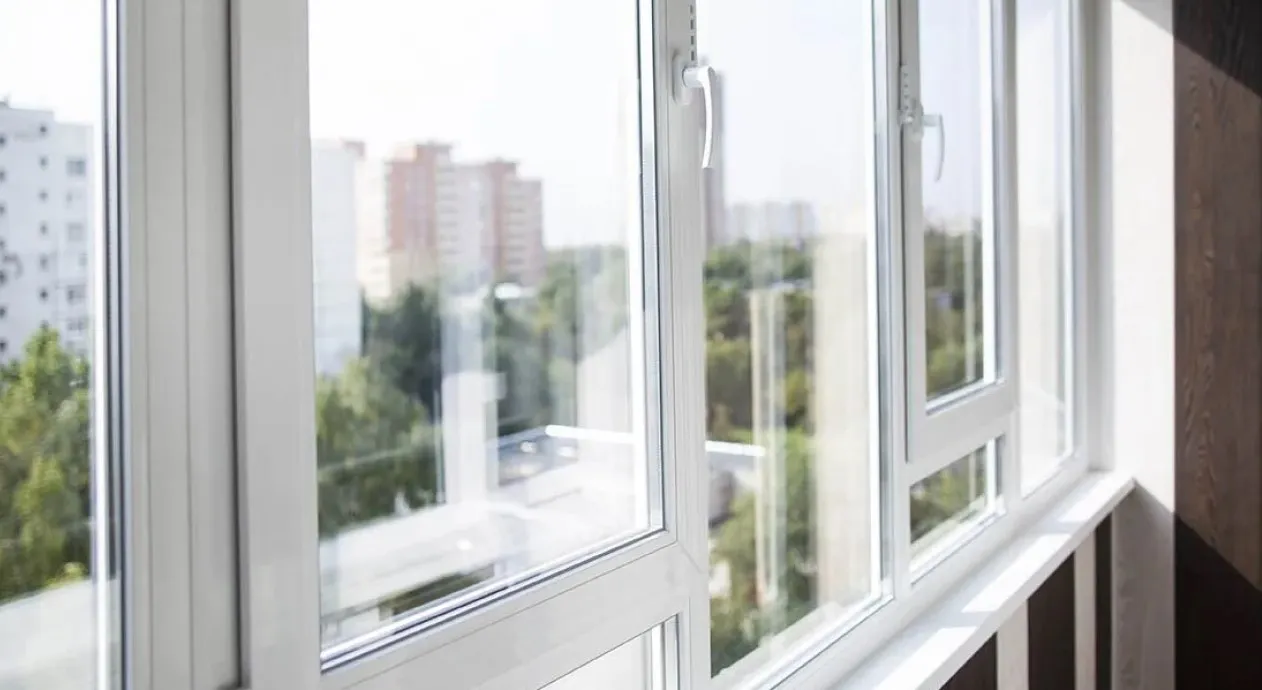 Окна изготавливаются из современных ПВХ-профилей от проверенных производителей (например, Winhouse, Ramplast).