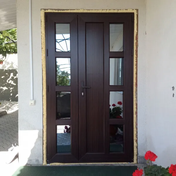 Монтаж входной двери ПВХ с энергоэффективным стеклопакетом в частном доме