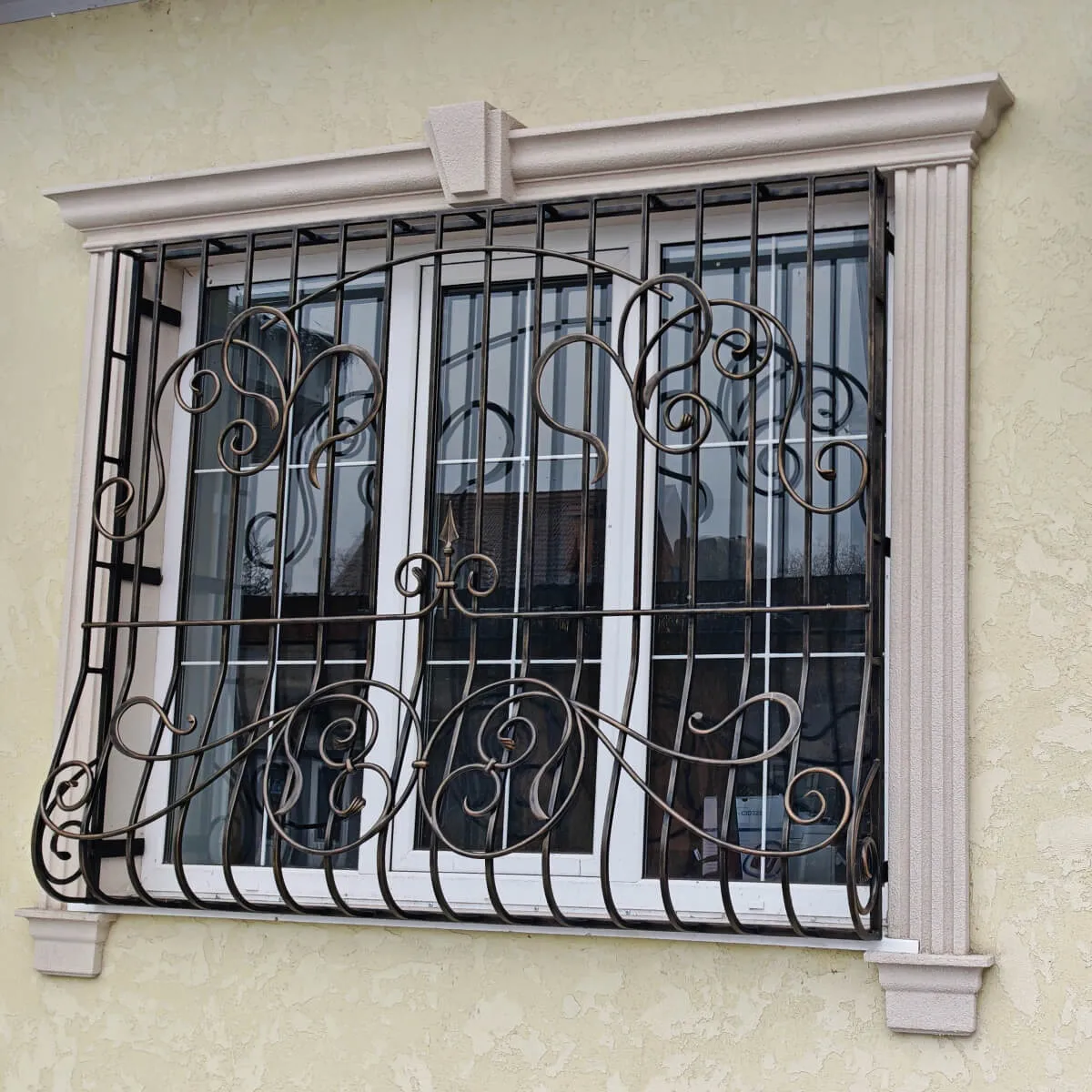 Поворотно-откидные пластиковые окна в жилой комнате