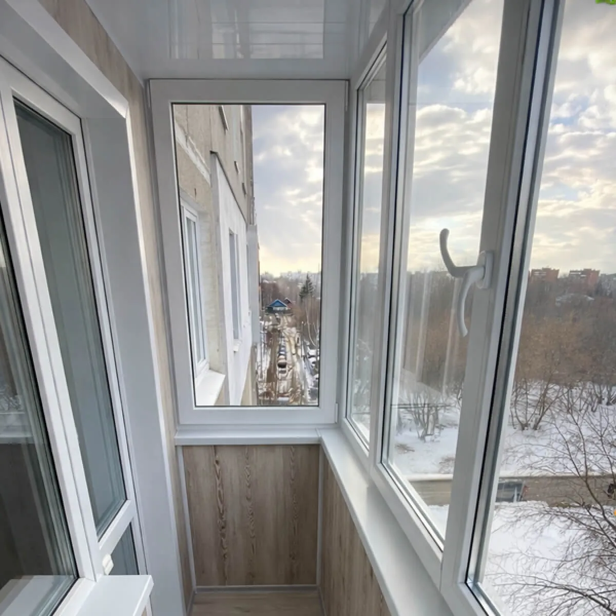 Французское остекление лоджии в многоэтажном доме