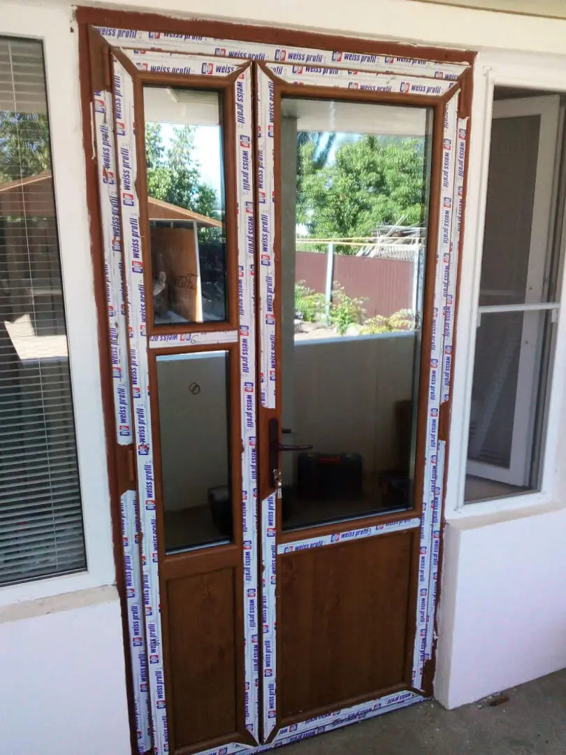 Двери ПВХ со стеклянной вставкой