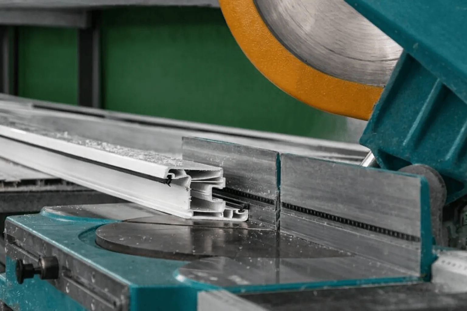 Нарезаем и армируем профиль