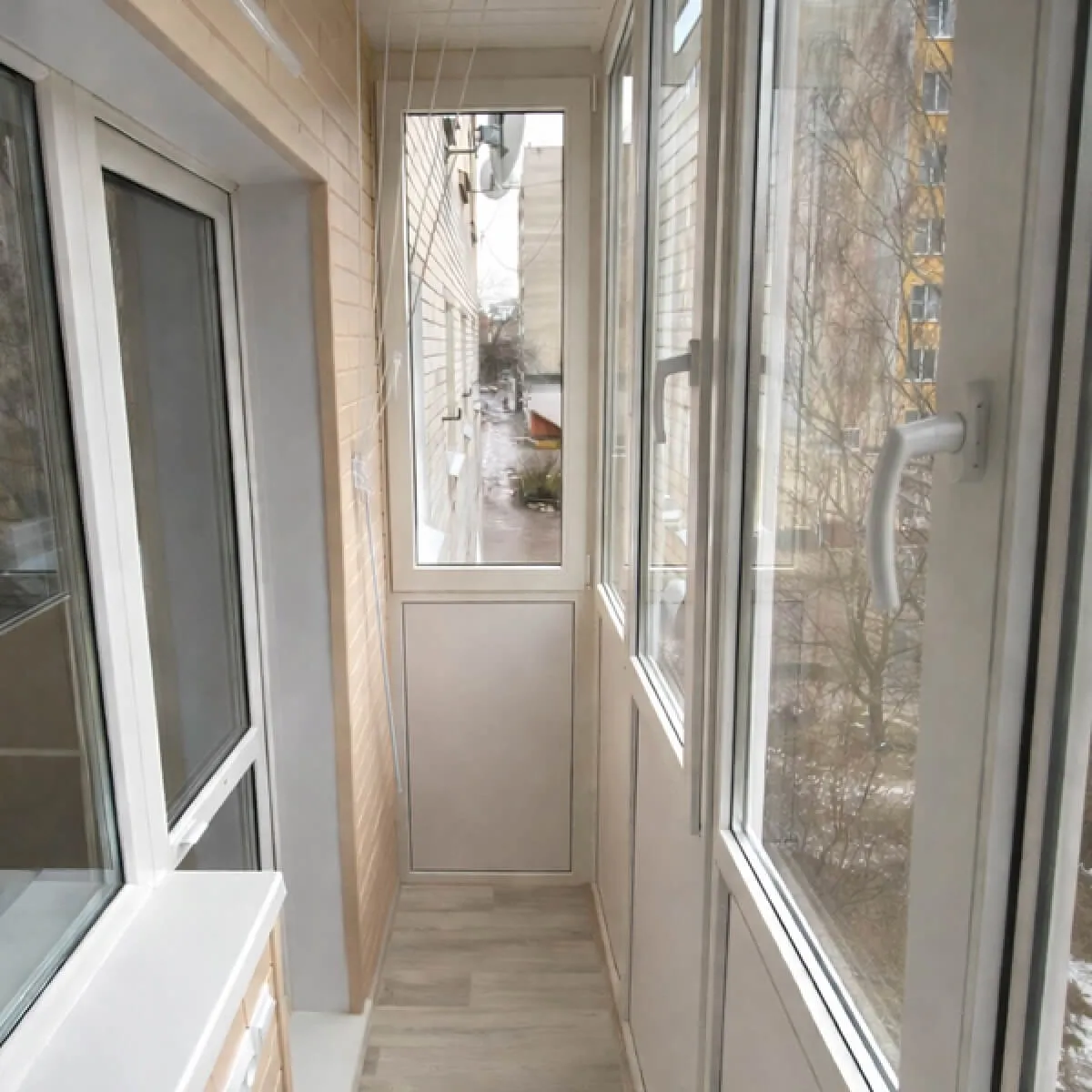 Балкон с выносом и остеклением — пример работы