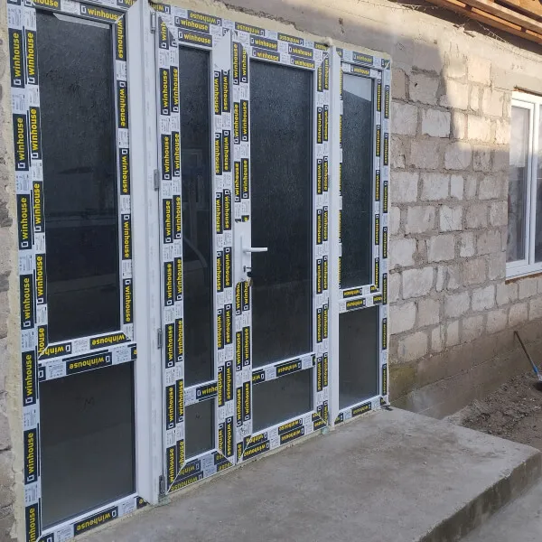 Входная пластиковая дверь в коммерческом помещении