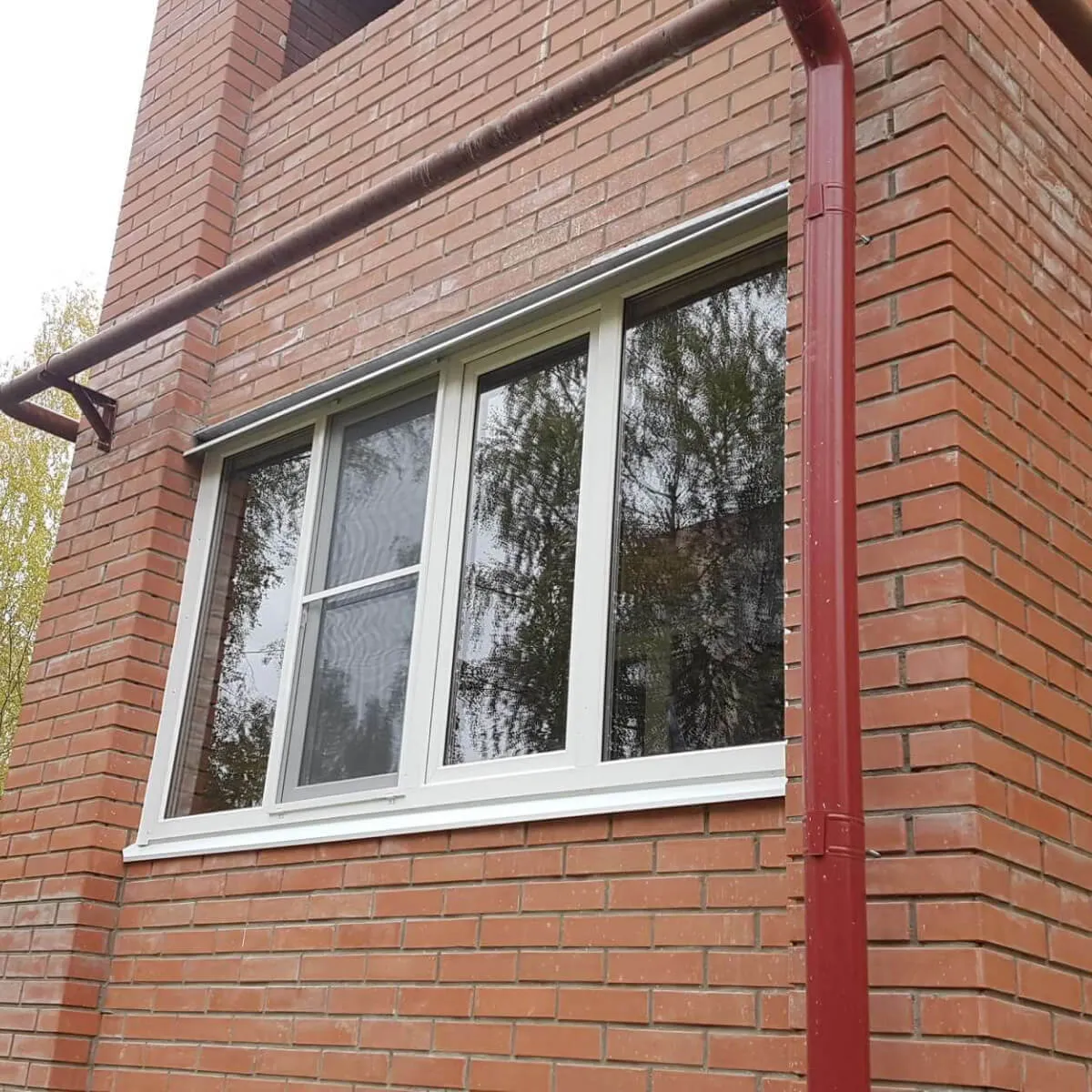 Поворотно-откидные пластиковые окна в жилой комнате