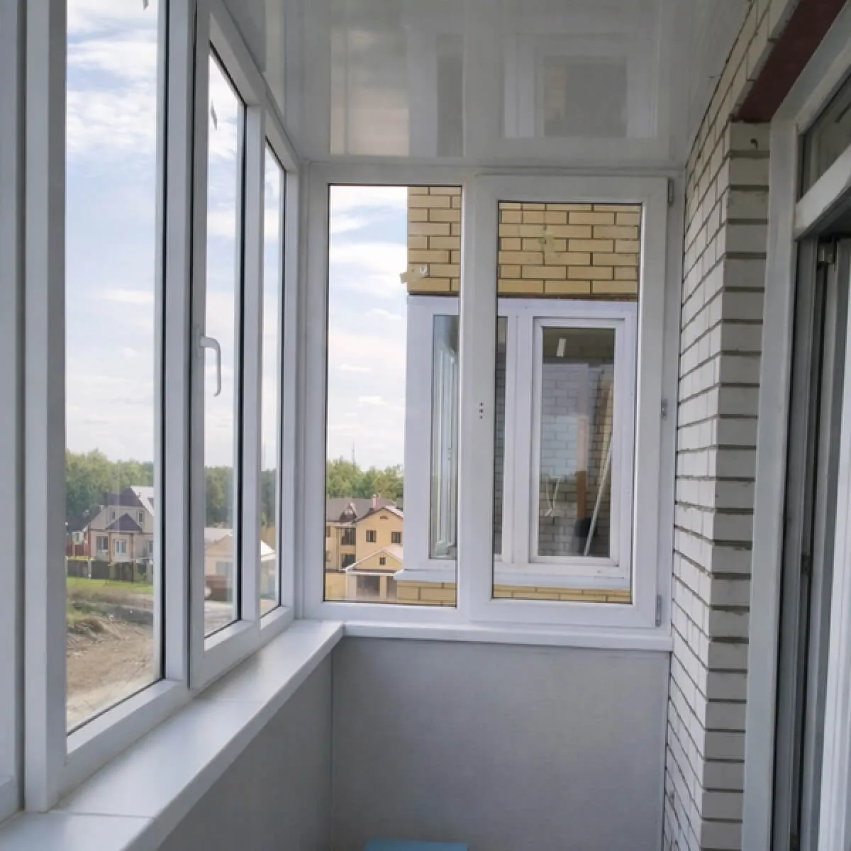 Панорамное остекление балкона пластиковыми окнами