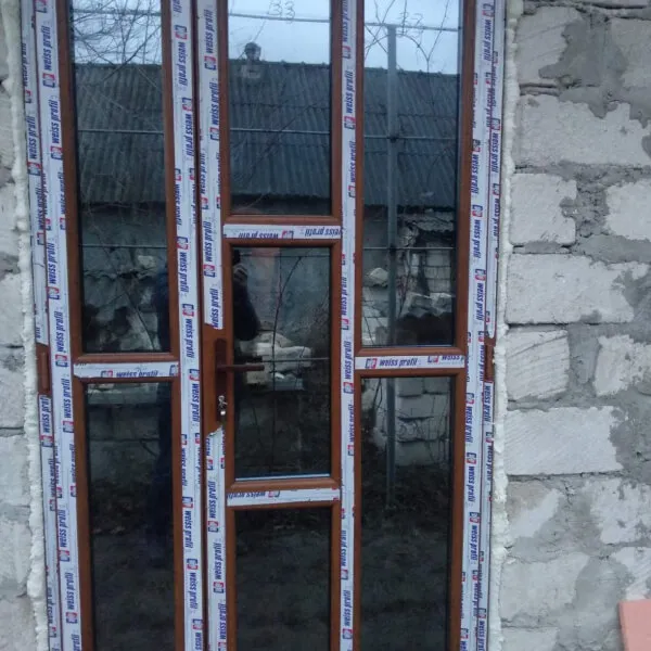 Цветная пластиковая дверь с фурнитурой премиум класса